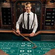 Tampilan studio Super Sic Bo live-dealer dengan dealer dan tiga dadu
